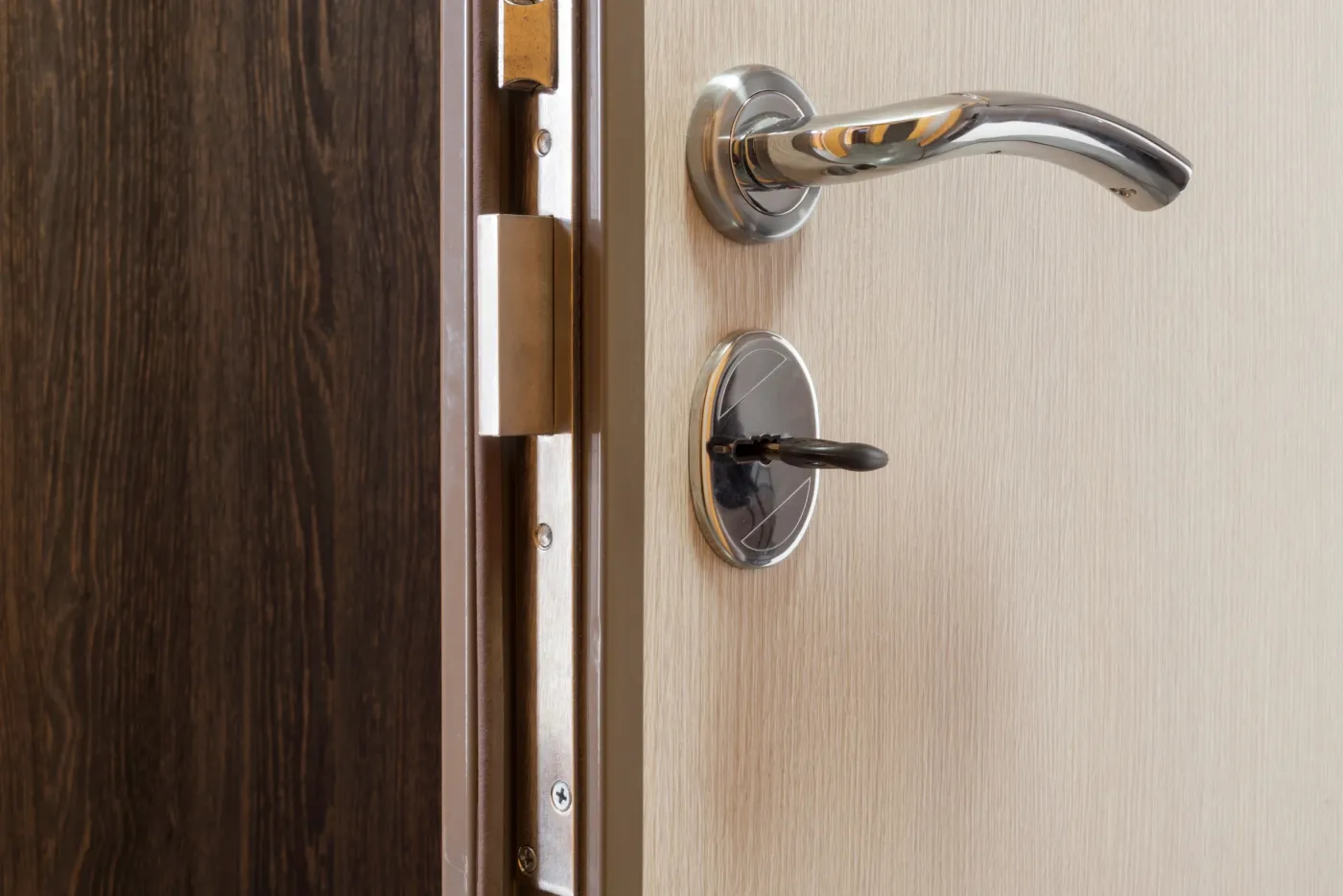 Clé dans le cylindre d'une serrure multipoints sur une porte d'appartement à Paris 10e